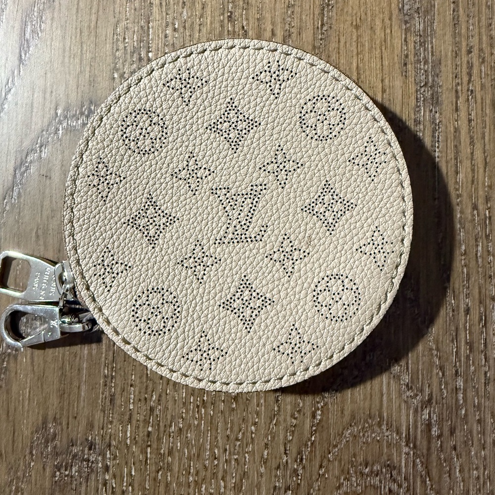 Louis Vuitton Mahina Round Coin Purse Galet